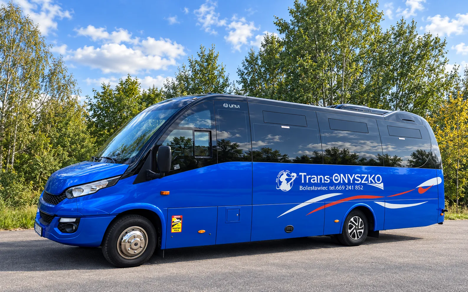 Niebieski midibus Iveco Trans Onyszko na 32 pasażerów